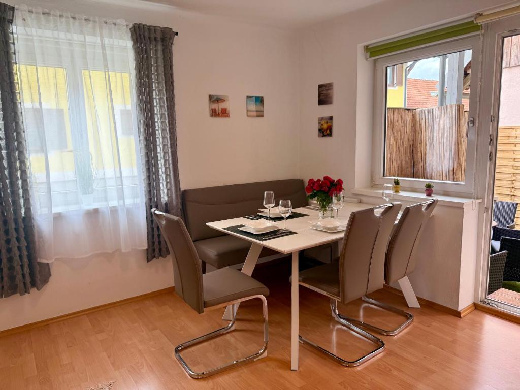 Dining area with window Apartment D01