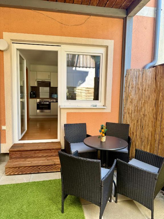 Terrace and entrance Apartment D01