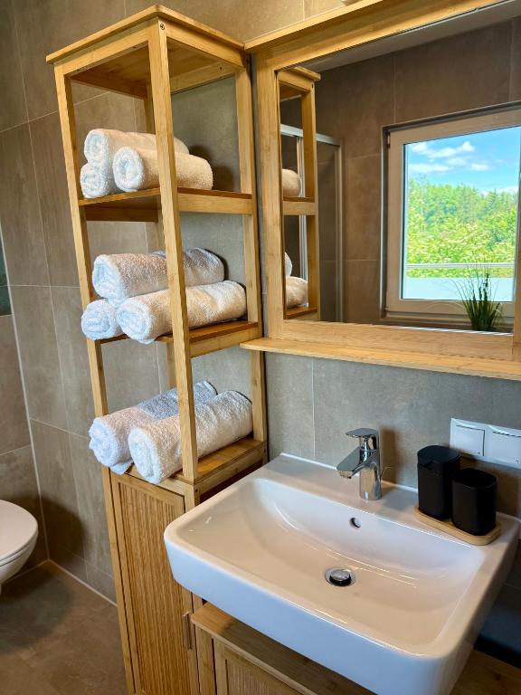 Bathroom with washbasin Top 1