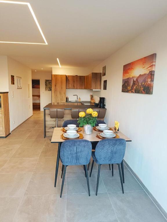 Kitchen and dining area Top 2